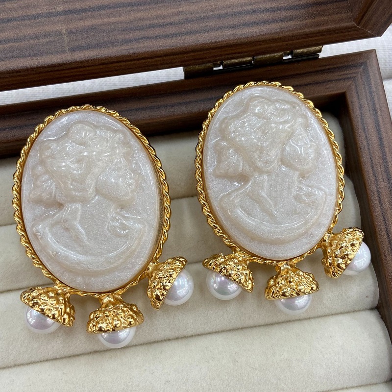 Women'S Accessories Jewelry Sale - Białe kolczyki sztyfty z perłami, rzeźbione,